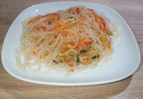 Как приготовить салат с фунчозой и овощами