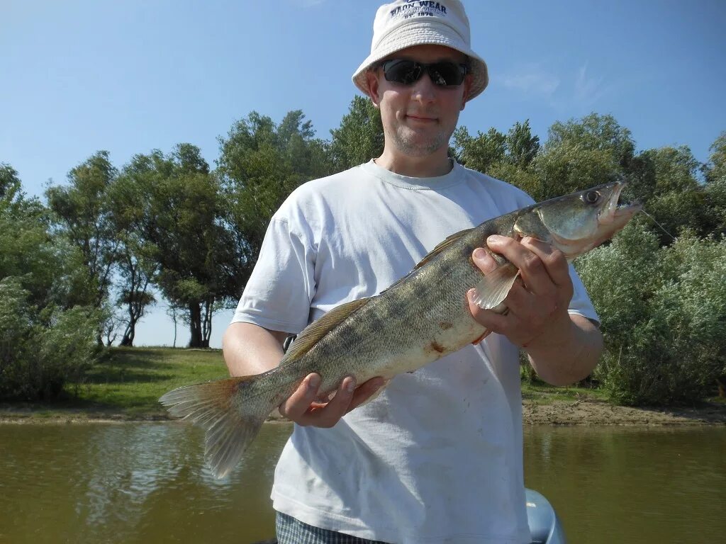 ловля рыбы на волге. рыболовство на волге. рыбалка на волге летом. астрахань волга рыбаки. летняя рыбалка на волге.
