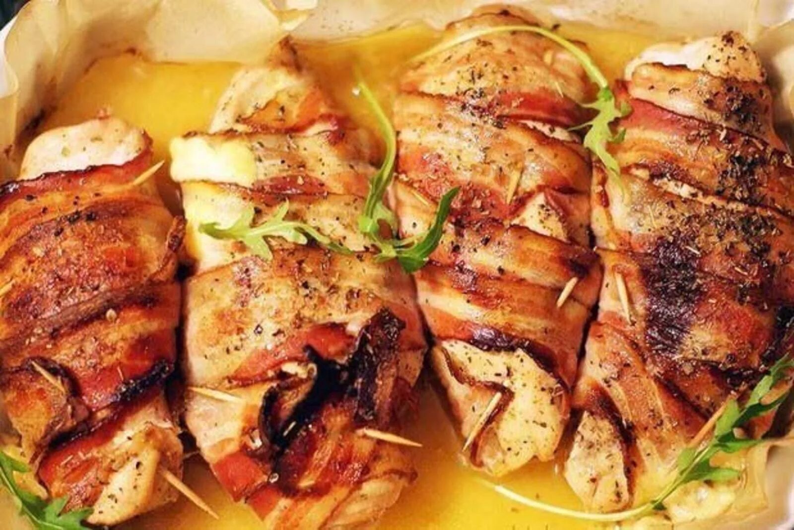 Рецепт куриного филе в беконе в духовке. Курица в беконе в духовке. куриное филе запеченное в беконе. куриная грудка с беконом и сыром в духовке. филе куриное запеченное с беконом и сыром.
