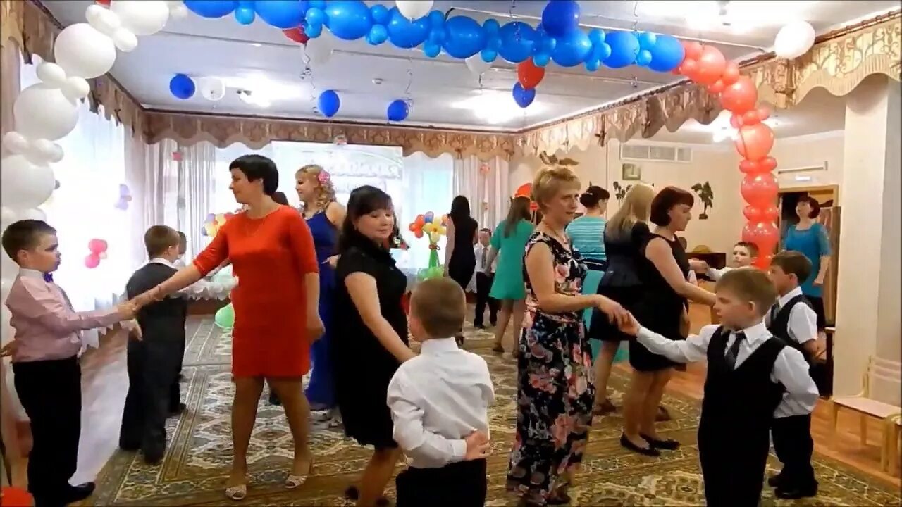 Мамы в танце. Вальс мама в детском саду. Танец с мамой в детском саду. Танец вальс с мамами. Танец мамы и сына.
