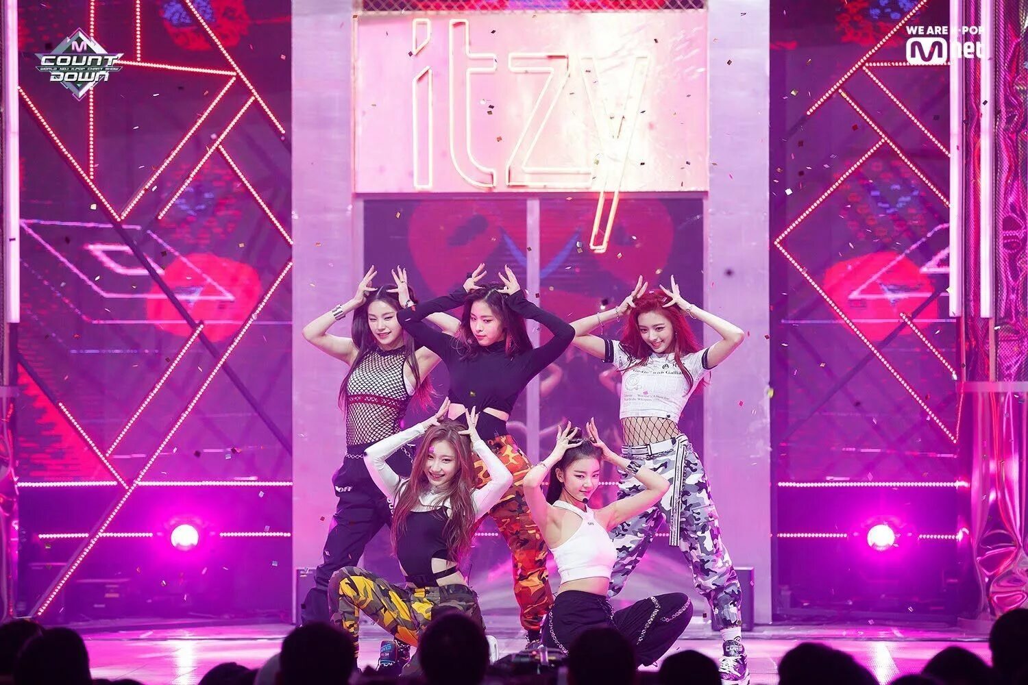 Itzy дебют. Группа itzy. debut stage itzy. итзи dalla dalla.