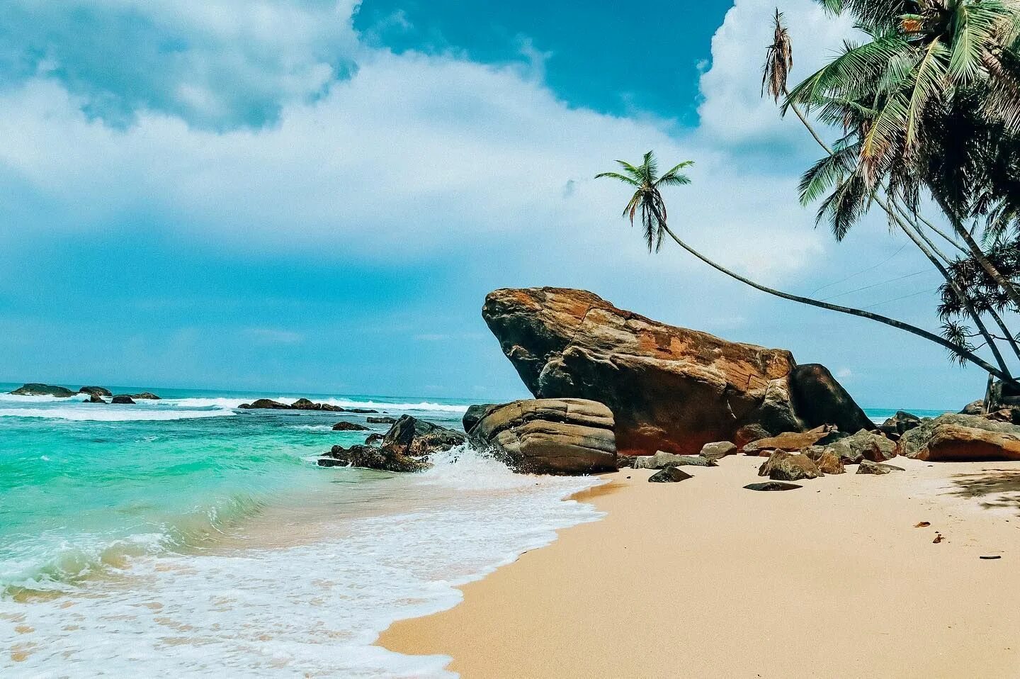 Шри ланка какие пляжи. Далавелла Шри Ланка. Пляж Далавелла Шри-Ланка. Унаватуна Шри Ланка. Далауэла Бич Шри Ланка.