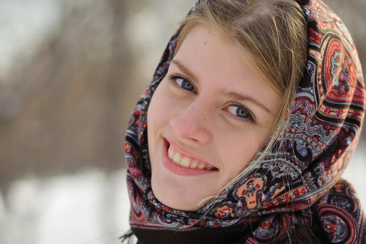Образ русской красавицы. Крупным планом русской красавицы. Крупным планом русской красавицы. Русская красавица в платке. Русская краса.