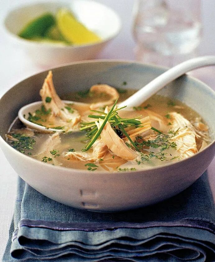 Your soup. Суп с лемонграссом. Суп из куриного филе. Вьетнамские блюда с рисом и бульоном. Куриный бульон фото.