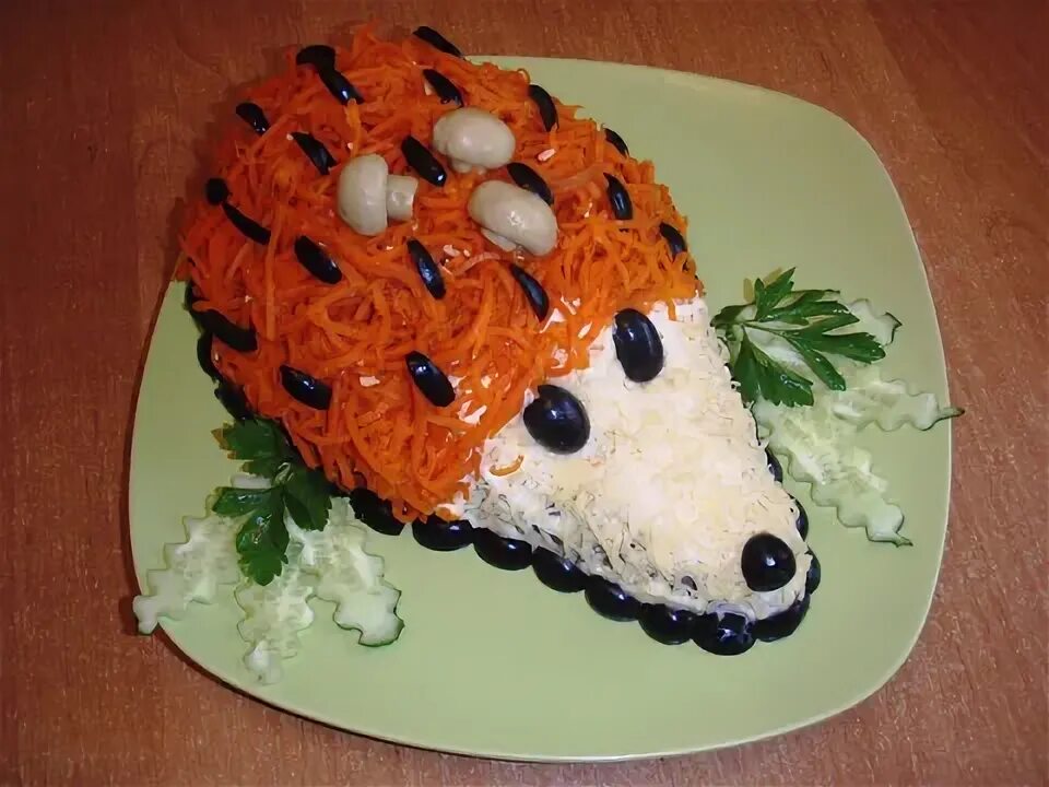 Салат ежик с корейской морковкой и курицей. Салат ежик. салат ежик фото. салат ёжик с корейской морковкой и курицей. салат ежик в тумане.