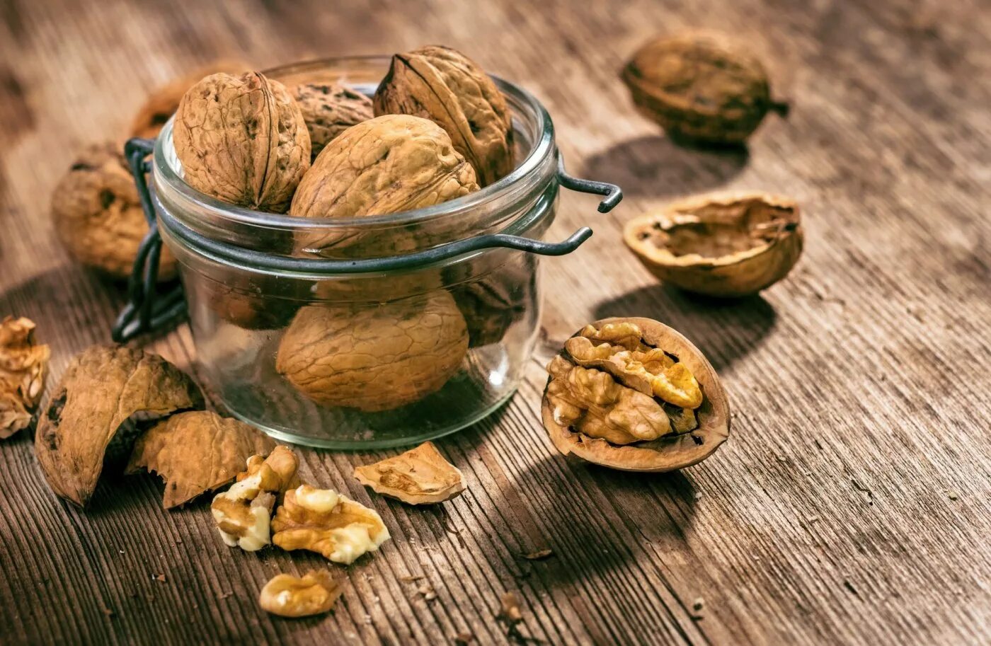 Орехи в деревянной миске. Вкусные полезные орехи. Мадагаскарский орех. Джон макадам орех. Бразильский орех, 200 гр.