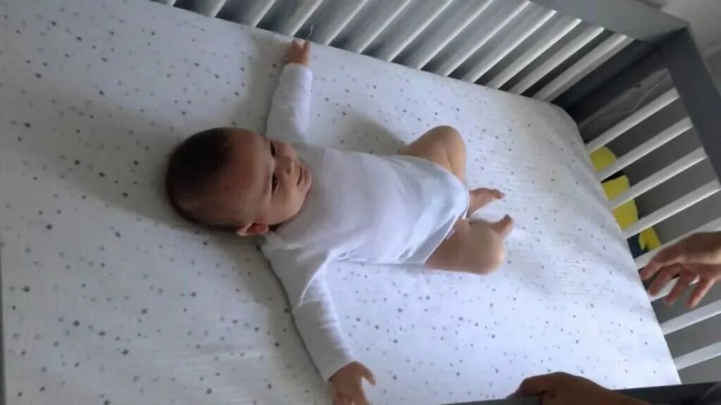 Моро когда проходит. Рефлекс монро новорожденных. Моро когда проходит. Рефлекс ползания бауэра. Рефлекс моро у грудничка в 2 месяца.