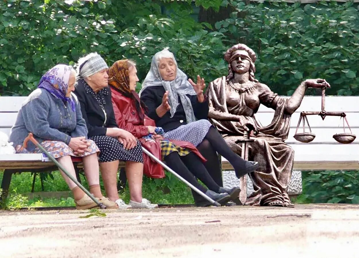 У старушки есть 7. Бабушки на лавочке у подъезда. Бабушка на лаве. Бабки на лавке. Бабки на скамейке.