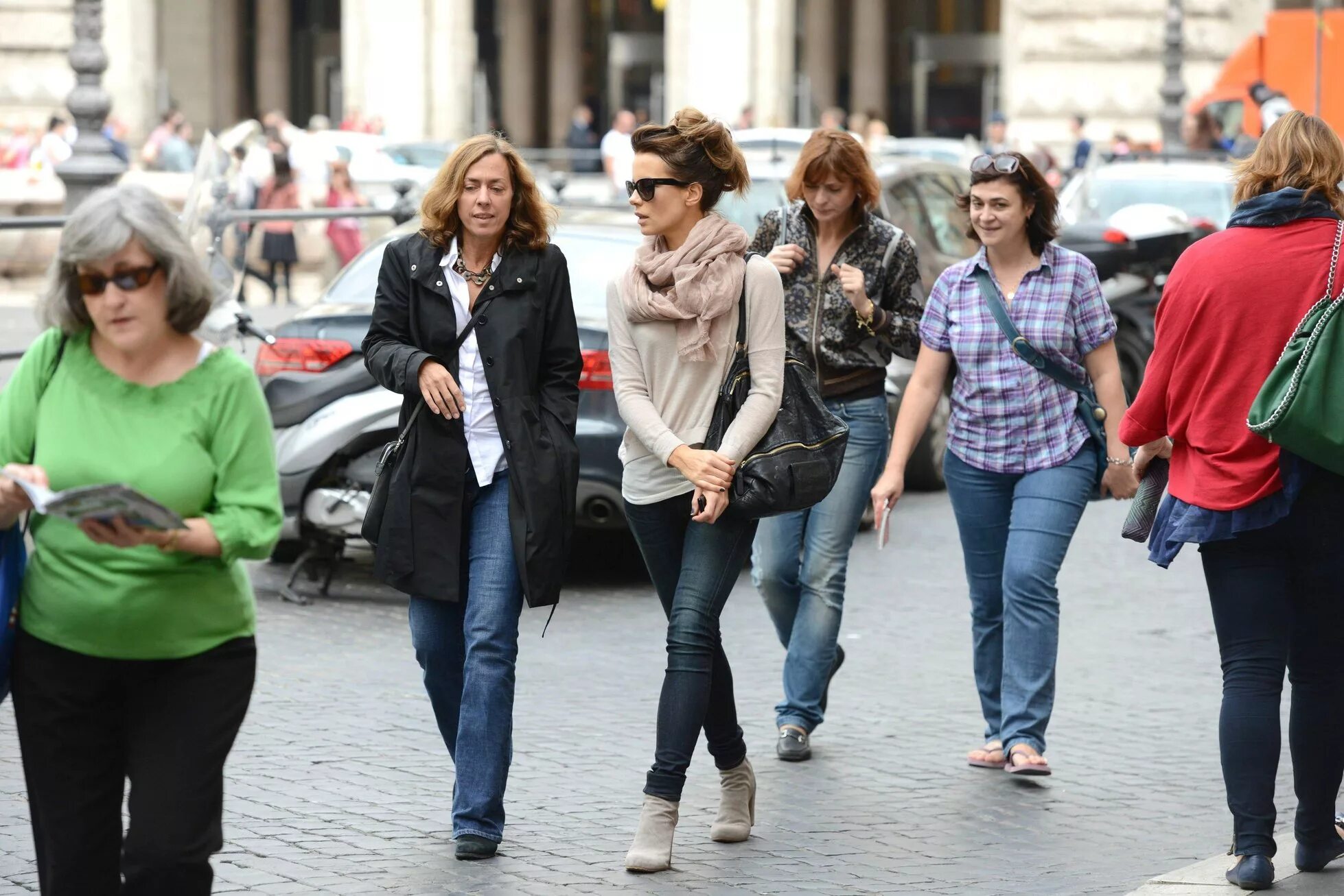 Жен сегодня. Европейские женщины на улице. Люди в повседневной жизни. Повседневная одежда немцев. Немки в повседневной жизни.