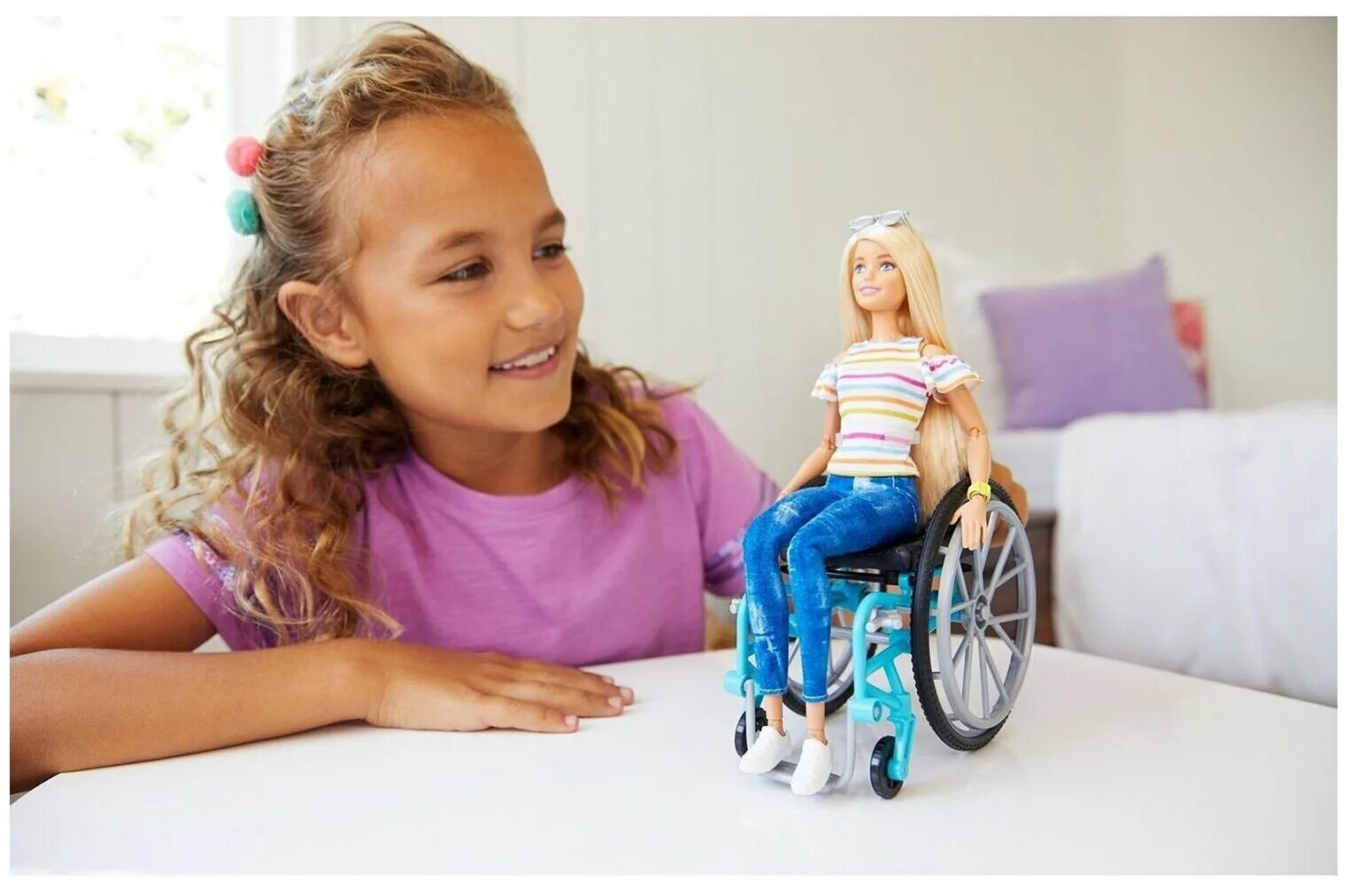 Девушка играет кукла. Barbie Fashionistas в инвалидной коляске. Барби фашионистас 132. Кукла Barbie Fashionistas в инвалидной коляске, ggl22. Кукла Барби на инвалидной коляске.