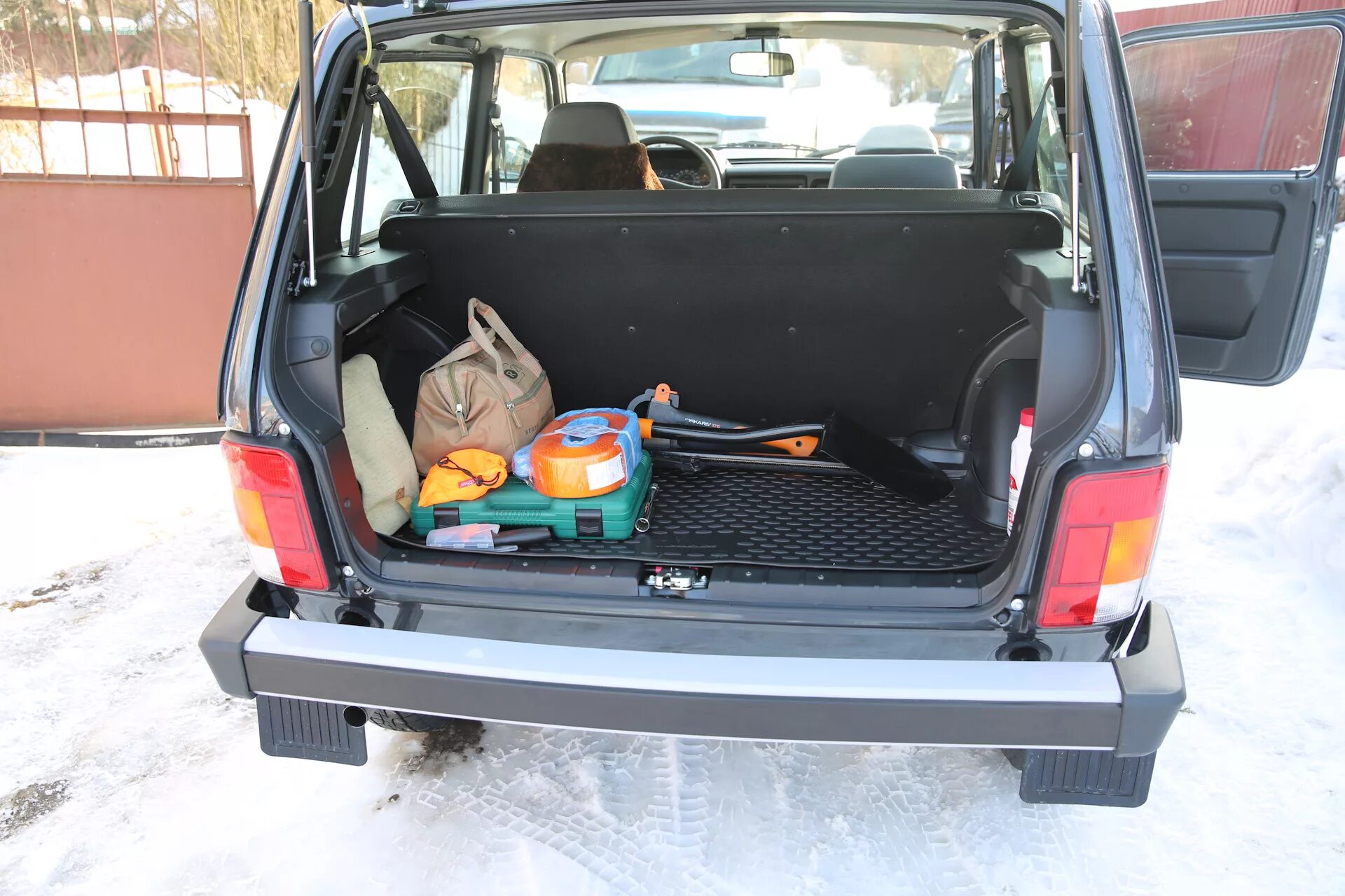 Купить б/у Lada (ВАЗ) 2131 (4x4) I 1.8 MT (82 л.с.) 4WD бензин механика в Красно