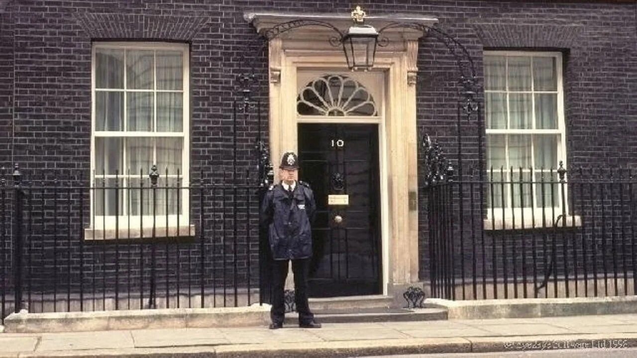 Даунинг-стрит. Даунинг-стрит в лондоне. London street 10. Улица даунинг стрит в лондоне. Резиденция на даунинг стрит.
