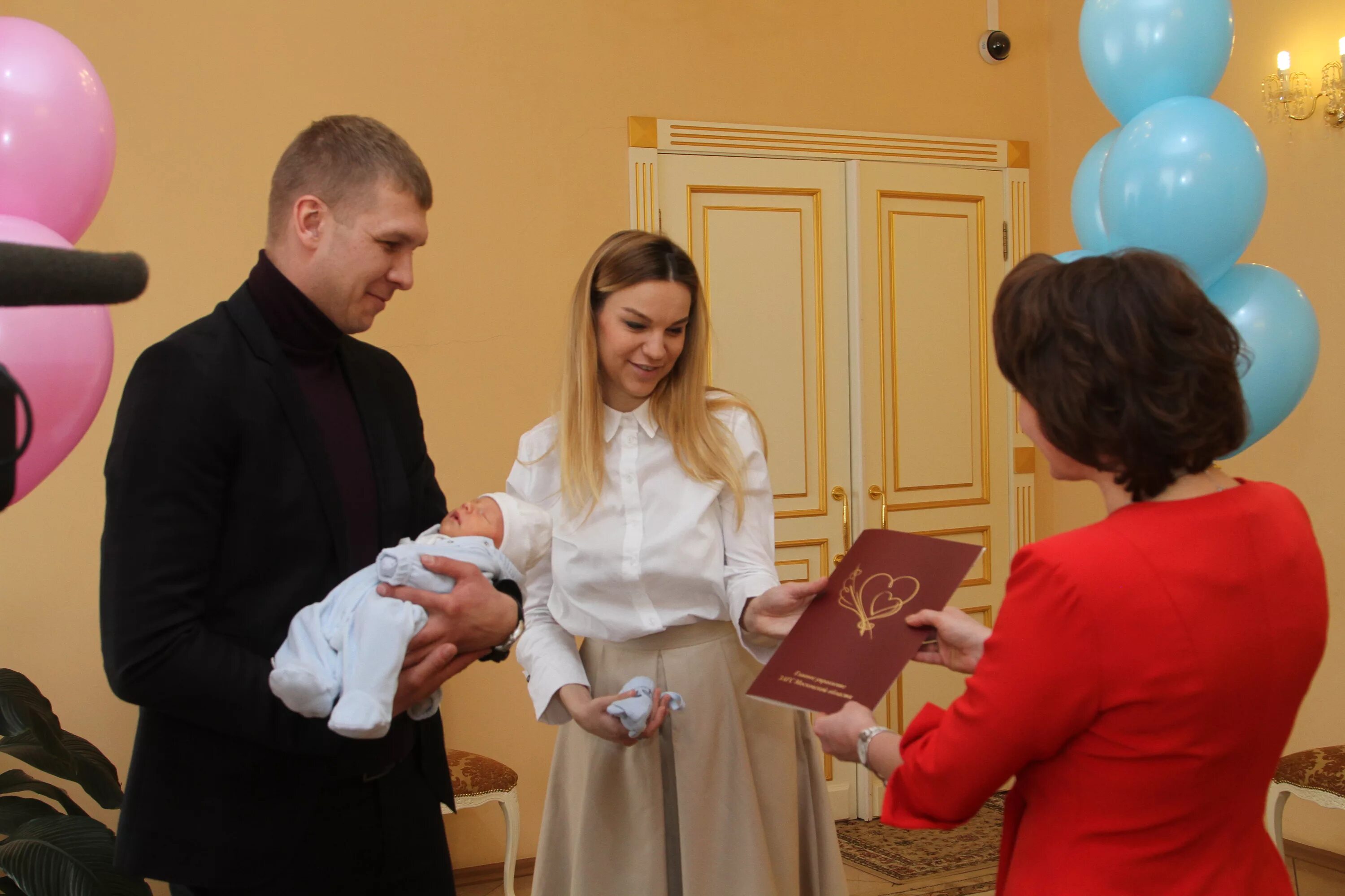 Свидетельство о рождении ребенка. Регистрация рождения ребенка. Свидетельство о рождении для детей для детей. Рождение ребенка загс. Новорожденный загс.