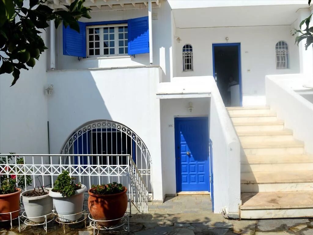 Гаражи греции. Дом в Греции. Греческий дом. Частные дома в Греции. Обычный греческий дом.