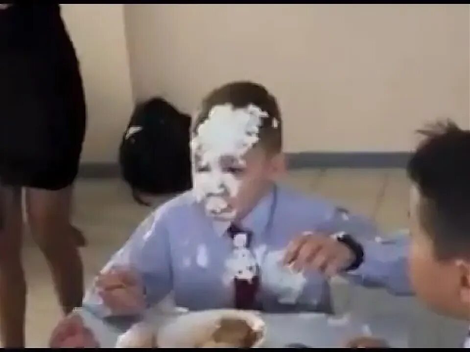 Девочка роняет торт мем NomNomNope GIF on Imgur