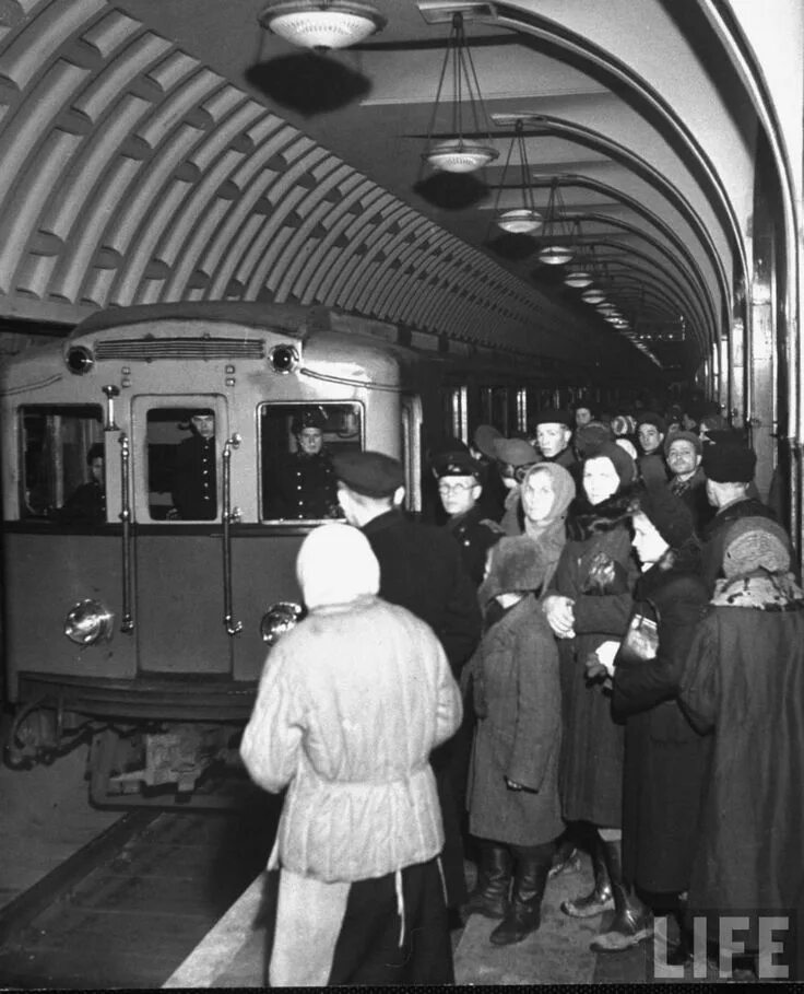 Метро в 40 годах в москве. Московский метрополитен 1935. Метро в 40 годах в москве. Маяковская станция метро москва. Метро в 40 годах в москве.