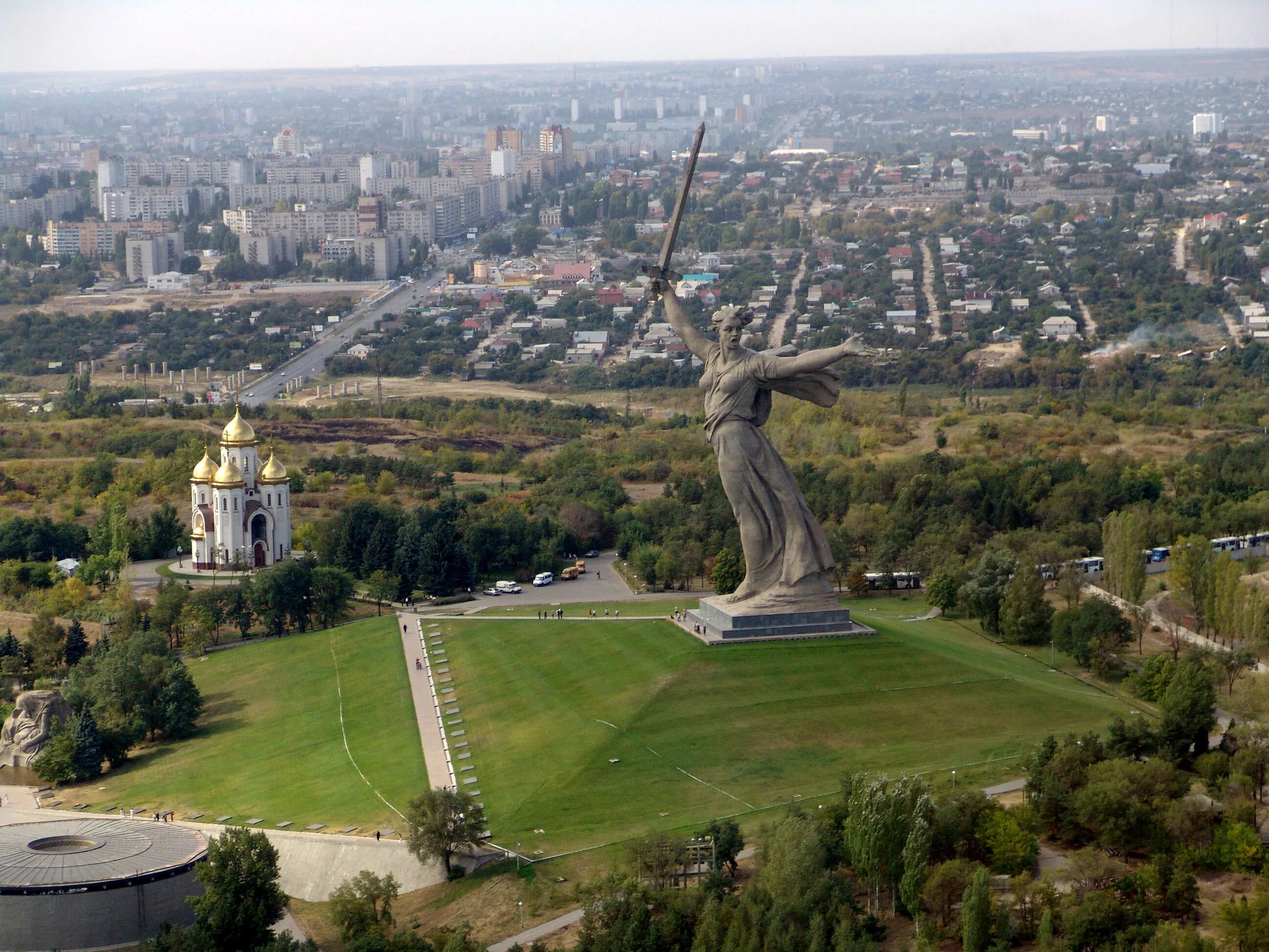 Волгоград Родина мать Мамаев Курган. Мамаев Курган и монумент «Родина-мать». Мемориальный комплекс Родина мать Волгоград. Матвев КУРГАНВОЛГОГРАД. Волгоград полное название