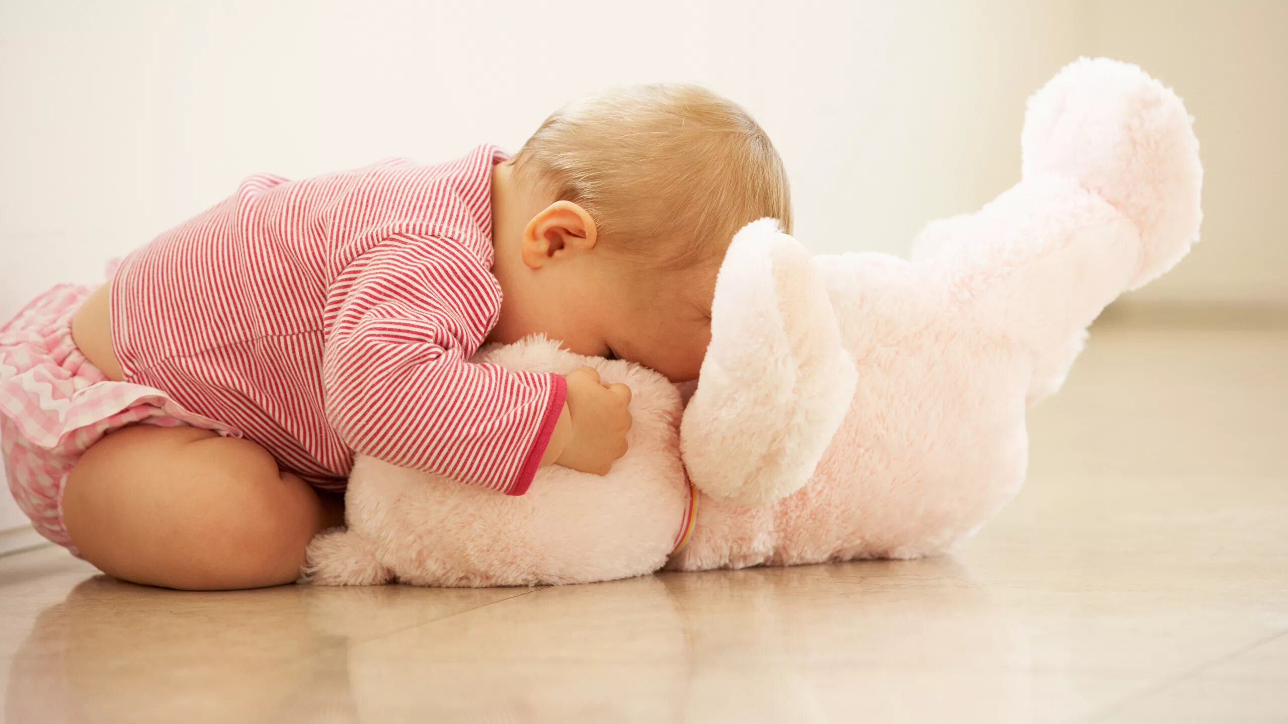 картинка ребенка со спины. дети бегут. малыш сидит спиной. мальчик с мишкой. маленькие дети на море.