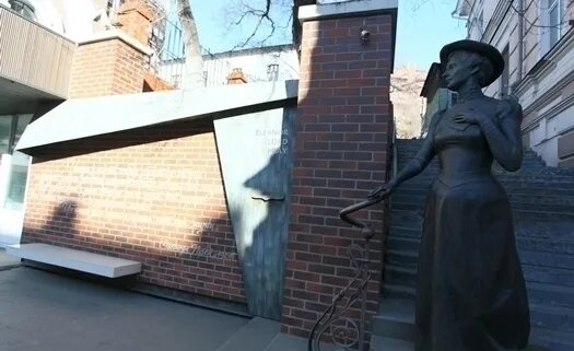 Постройки аптек возле памятников фото Щербинское кладбище. Памятник арка из черного гранита