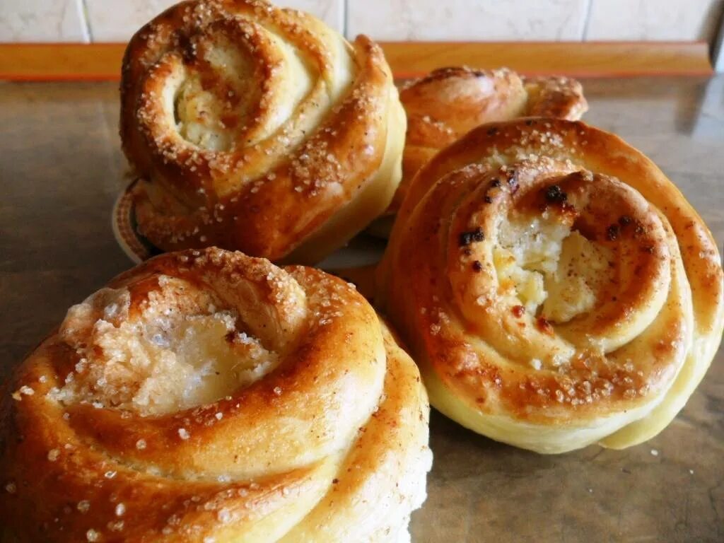 Вкусные рецепты из творога булочки. Булочки с творогом. дрожжевые булочки с творогом. булочки розочки с творогом. булочки с творогом из дрожжевого теста.