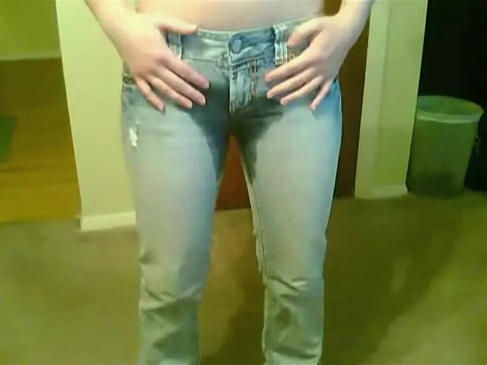 Девушка описалась. Wetting her video. Sexynaty. Женщина описалась в джинсы. Wetting her video.
