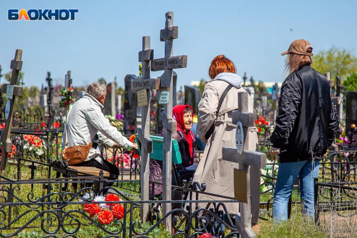 Радоница в 2025 году выходной или нет. Касимов кладбище радоница 2025. архипов радоница. кладбище детей. кладбище на радоницу.