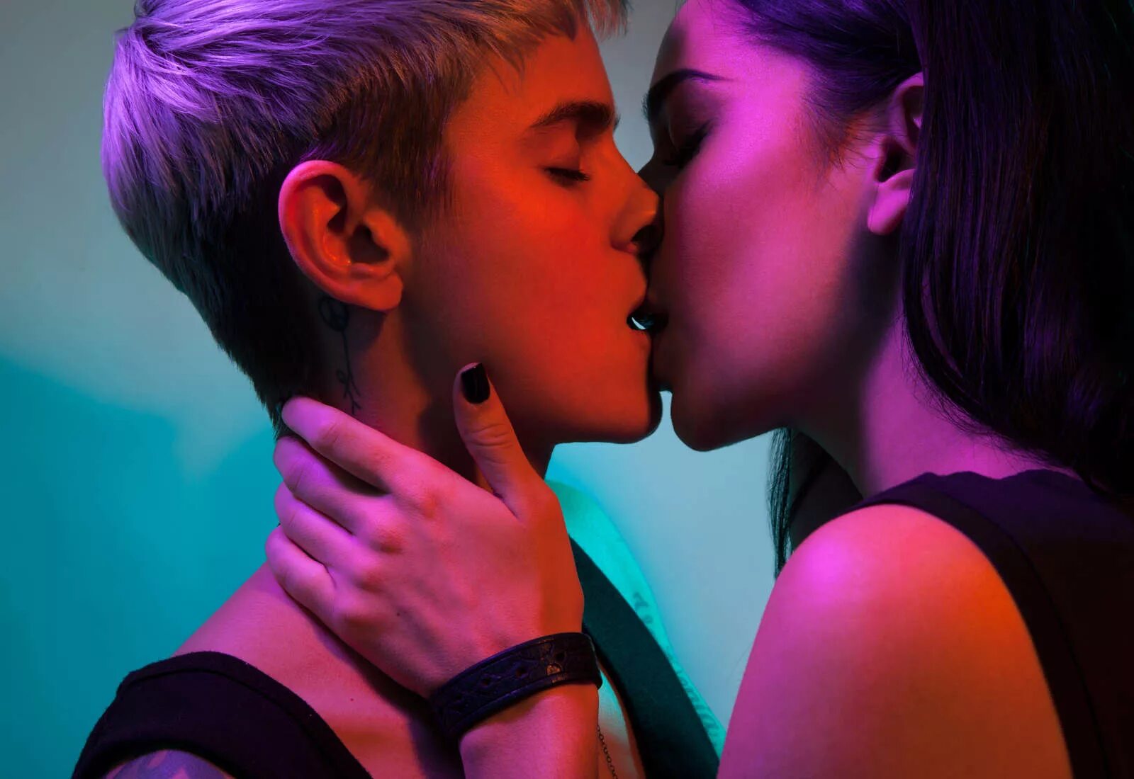 Vampyx kiss. ЛГБТ девушки. Неон поцелуй. Парень и девушка в неоне. ЛГБТ поцелуй.
