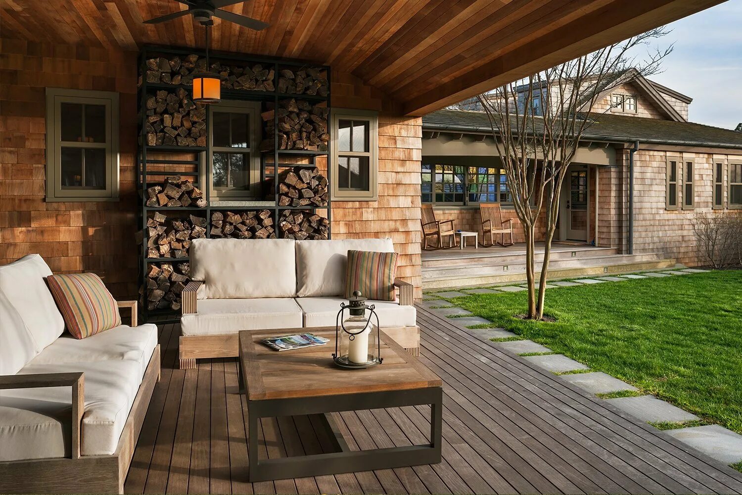 Зона патио в стиле модерн. Декинговая терраса. Деревянный двор. Деревянный двор. Деревянный настил.