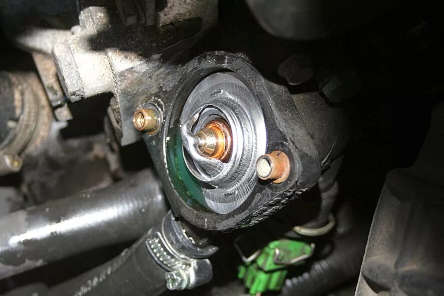 Где находится термостат на рено меган 2. Штуцер на термостате меган 2. Рено меган как поменять термостат. 6 расположение. Термостат меган 2 1.