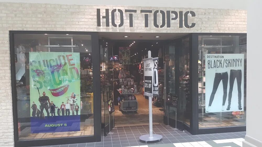 Hot topic store. Hot topic магазин. Hot topic магазин. Hot topic магазин в америке. Магазин хот топик.