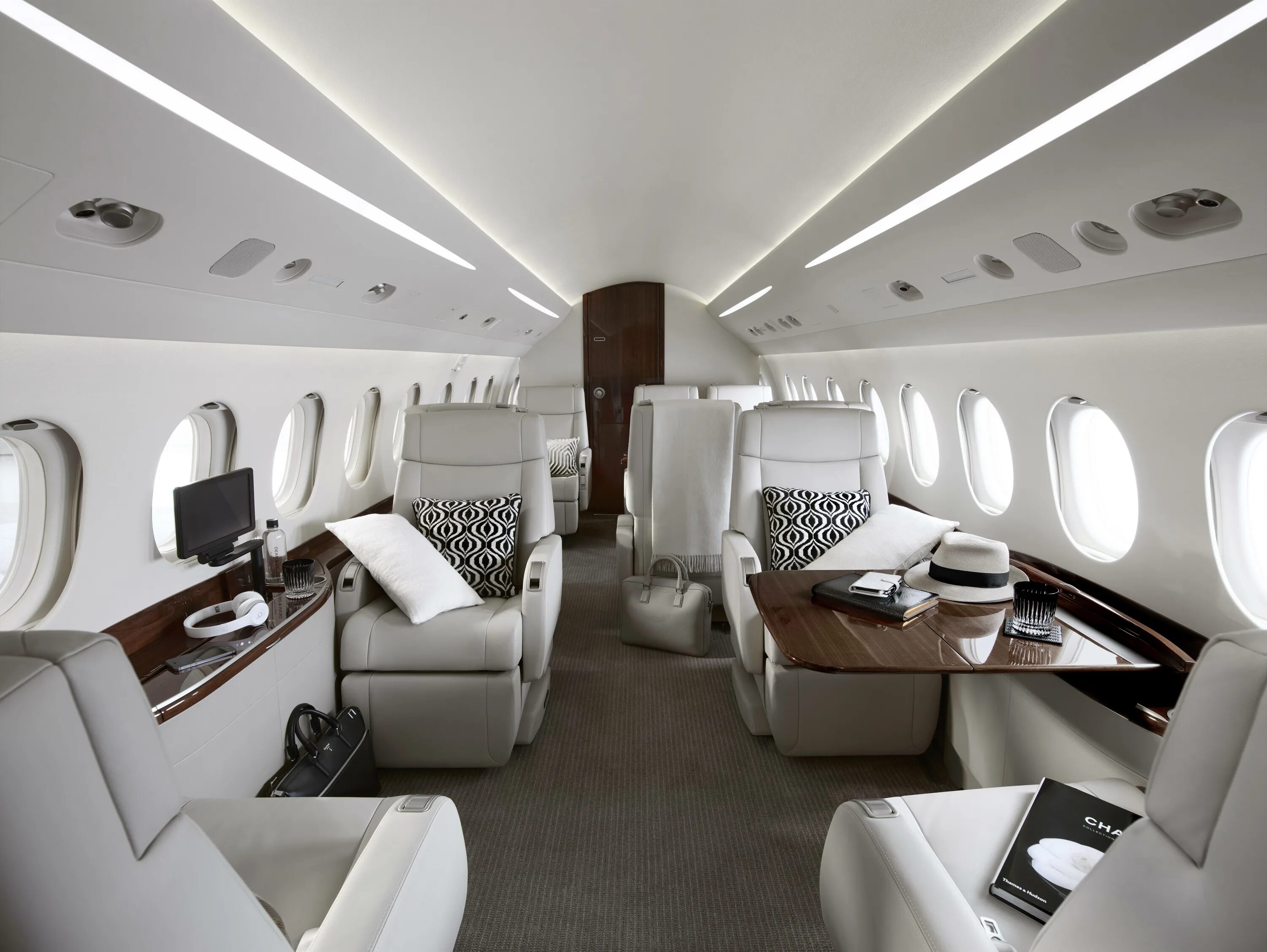 Dassault Falcon 2000s. Dassault Falcon 2000s салон. Falcon 2000 Interior. Самолет прайвет Джет.