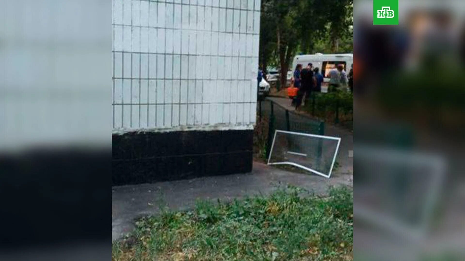 Многоэтажные дома. Девушка выпала из окна в чертаново. Упала девочка с 15 этажа на улице 800 летия москвы. Девушка выпала из окна. Дом с балконом.