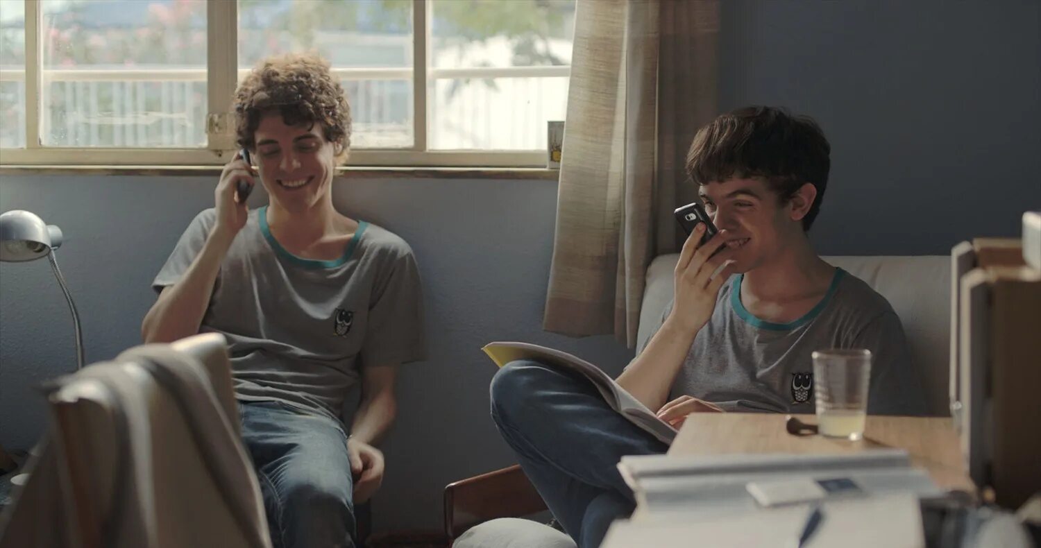 Look like to be like. Он посмотрел на меня как на солнце. What does he look like 4 класс. Он смотрел на нее как на солнце прикол. The way he looks (2014).