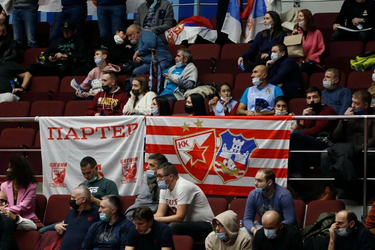 Футбольные фанаты Црвена звезда. Црвена звезда Сербия. Црвена звезда болельщики баскетбол.