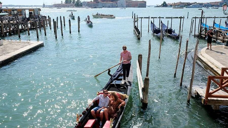 Венеция каналы пересохли. Каналы венеции обмелели 2023. Venice tourist. Каналы венеции обмелели 2023. Венеция затопление.