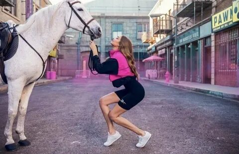 Reebok y Gigi Hadid nos proponen la colección de zapatillas y prendas sport...