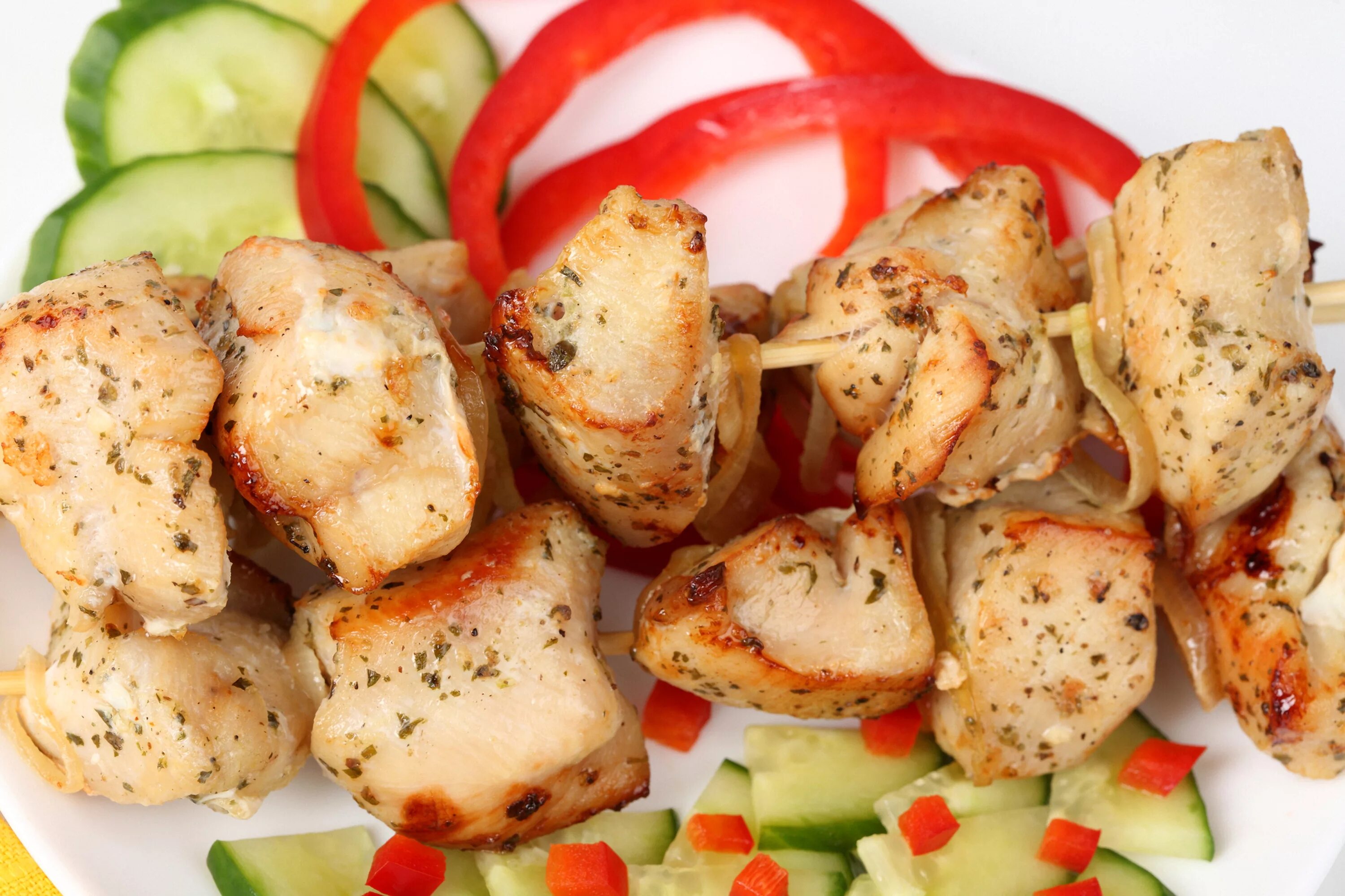 Шашлык из филе грудки. Шашлык из курицы. шашлык из грудки курицы. куриный шашлык с овощами.
