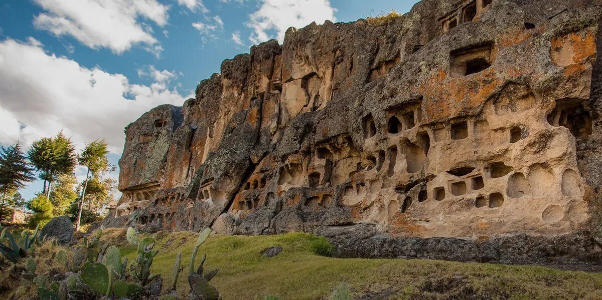 Кахамарка перу улицы. Кахамарка. Cajamarca. Кахамарки. Окна отуско перу.