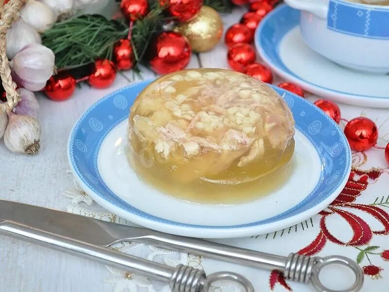 Холодец из куриных окорочков с желатином рецепт. Холодец. холодец из курицы. холодец из окорочков. холодец из курицы с желатином.