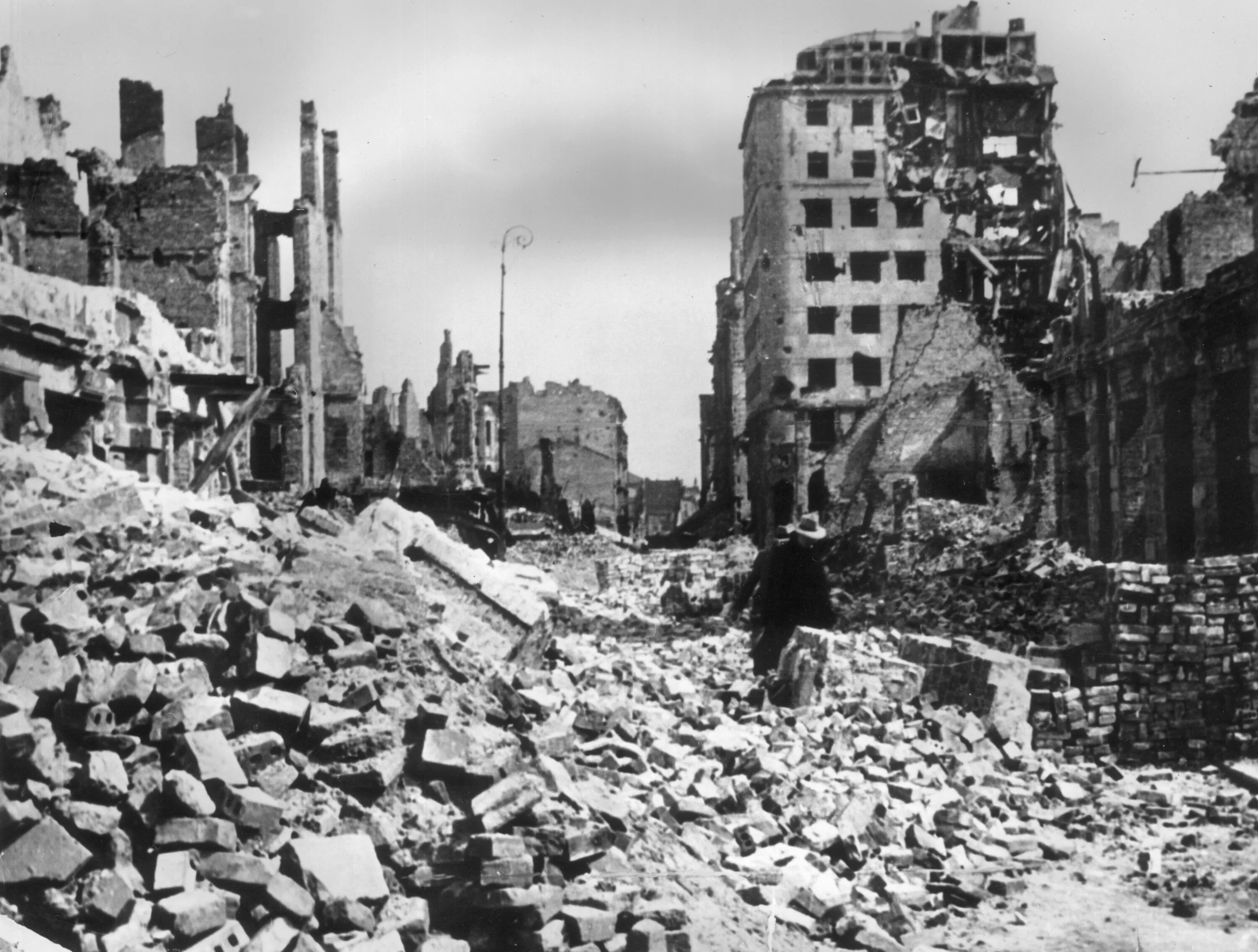 Бомбежка Дрездена. Разрушенный город после войны 1941-1945.