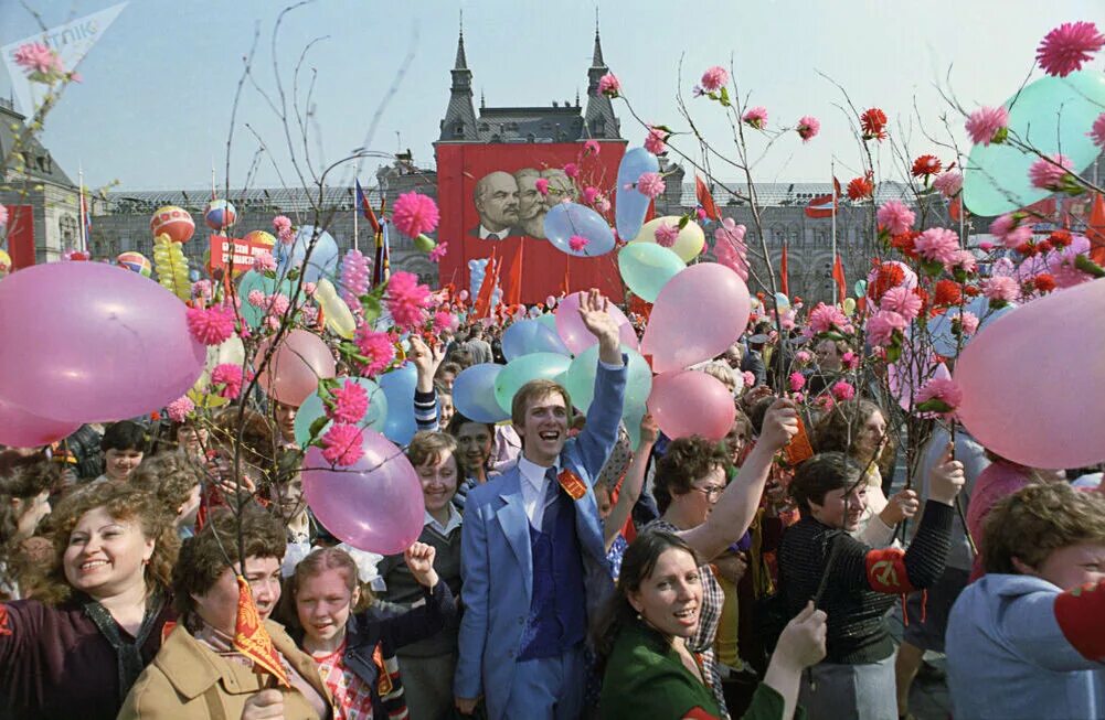 Весенний парад. Демонстрация 1 мая в СССР. Первомай парад СССР. Первомайская демонстрация в СССР 70е. 1 Майские шествия СССР.