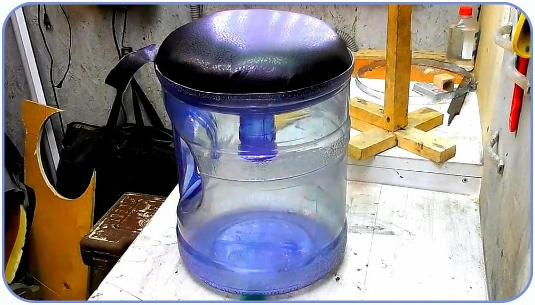 Бутылка 19 литров что можно сделать. Самоделки из 19л бутылей. бутыль 19 литров самоделка. поделки из бутылей от кулера 19 литров. из 20 литровой бутылки.