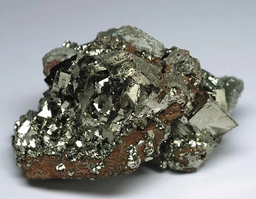 Гранат альмандин карелия. Добыча полезных ископаемых в карелии. Альмандин камень. Минералы добываемые в карелии. Какой минерал добывают только в карелии.