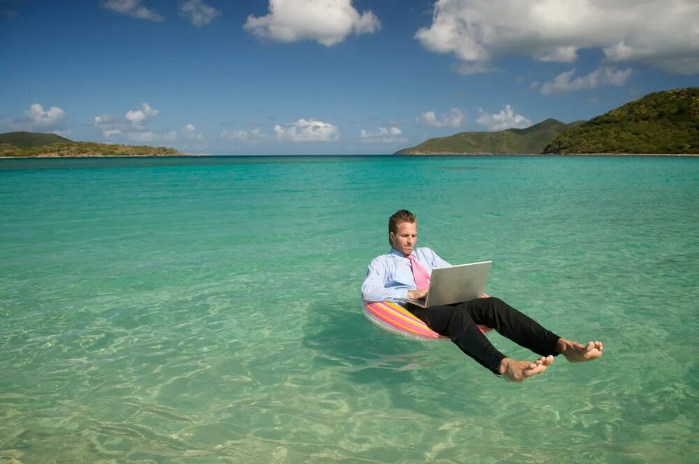 Люди на отдыхе. Бизнесмен на отдыхе. Люди которые работают в море. Отпуск. Человек с ноутбуком на море.
