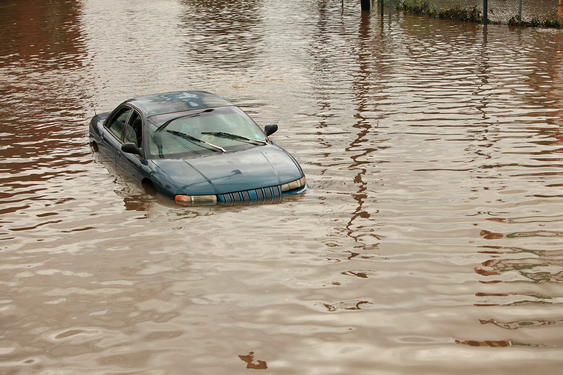 Затопленные автомобили. Машина в воде. Автомобиль утопленник. Машина затоплена.