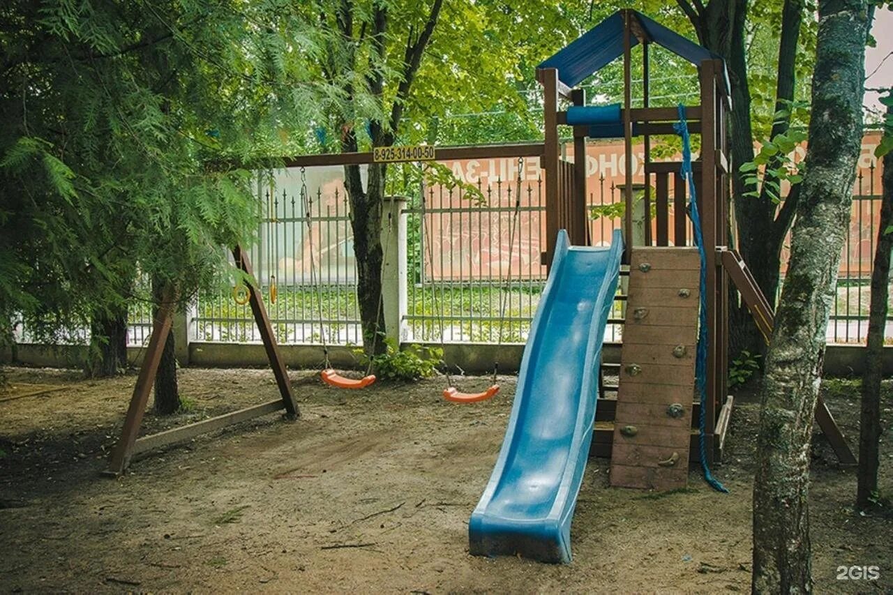 Горка королева. Снежные горки в подмосковье. Покататься с горки в королеве. Горки металлические зимние. Парк на королева омск горка.