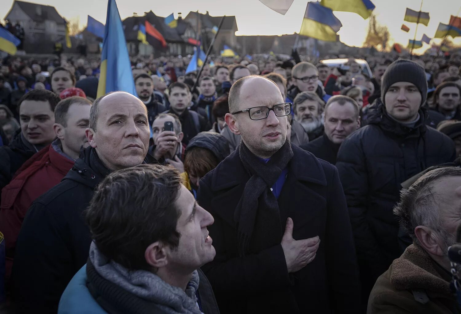 Парубий на Майдане. Турчинов на Майдане 2014. Порошенко Яценюк на Майдане 2014. Участники майдана