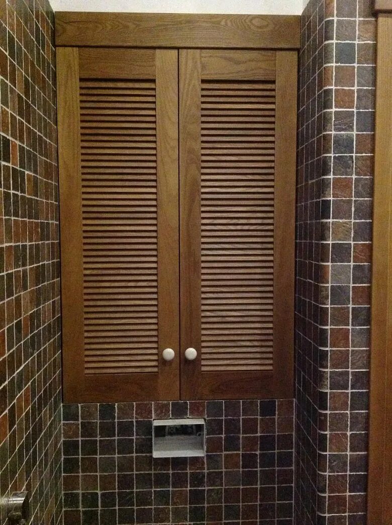 Дверца в туалете купить. Жалюзийные двери 770x1570. Жалюзийные двери 1205 на 500. Дверки жалюзийные в санузле пик. Двери жалюзийные деревянные для шкафов в ванной.