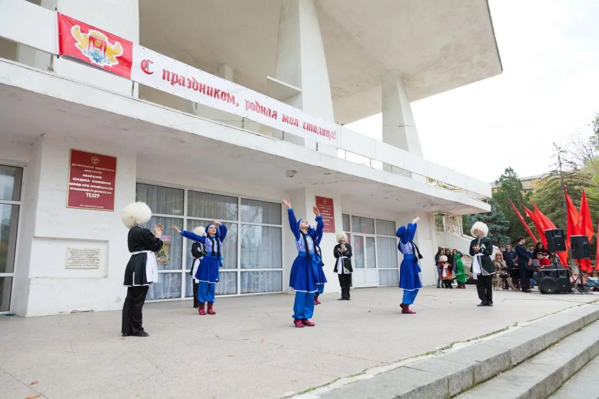 Сайт г сегодня. Администрация города Махачкалы. День города Махачкала. Молодежный парламент города Махачкалы. Комитет по спорту туризму и делам молодежи города Махачкалы.