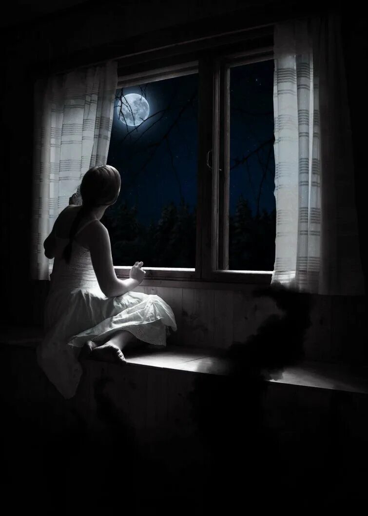 Почему я наблюдаю весь вечер за тобой. Луна в окне. Лунный свет в окне. Окно ночью. Ночь за окном.